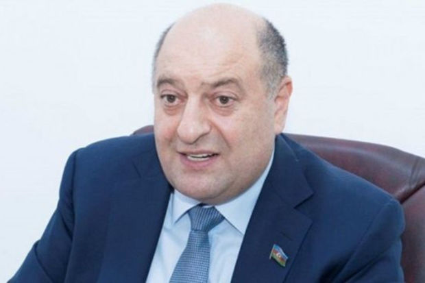 deputat-ev-islerine-gore-kisinin-heyat-yoldasina-pul-odemesini-teklif-etdi